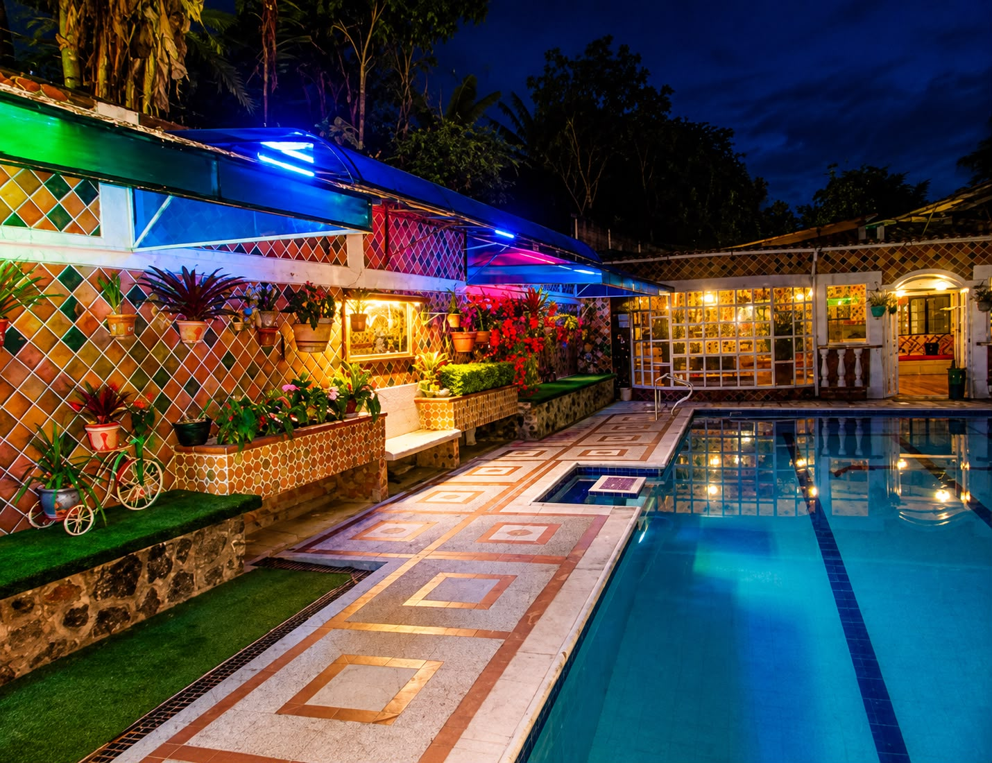 Piscina iluminada con luces de colores