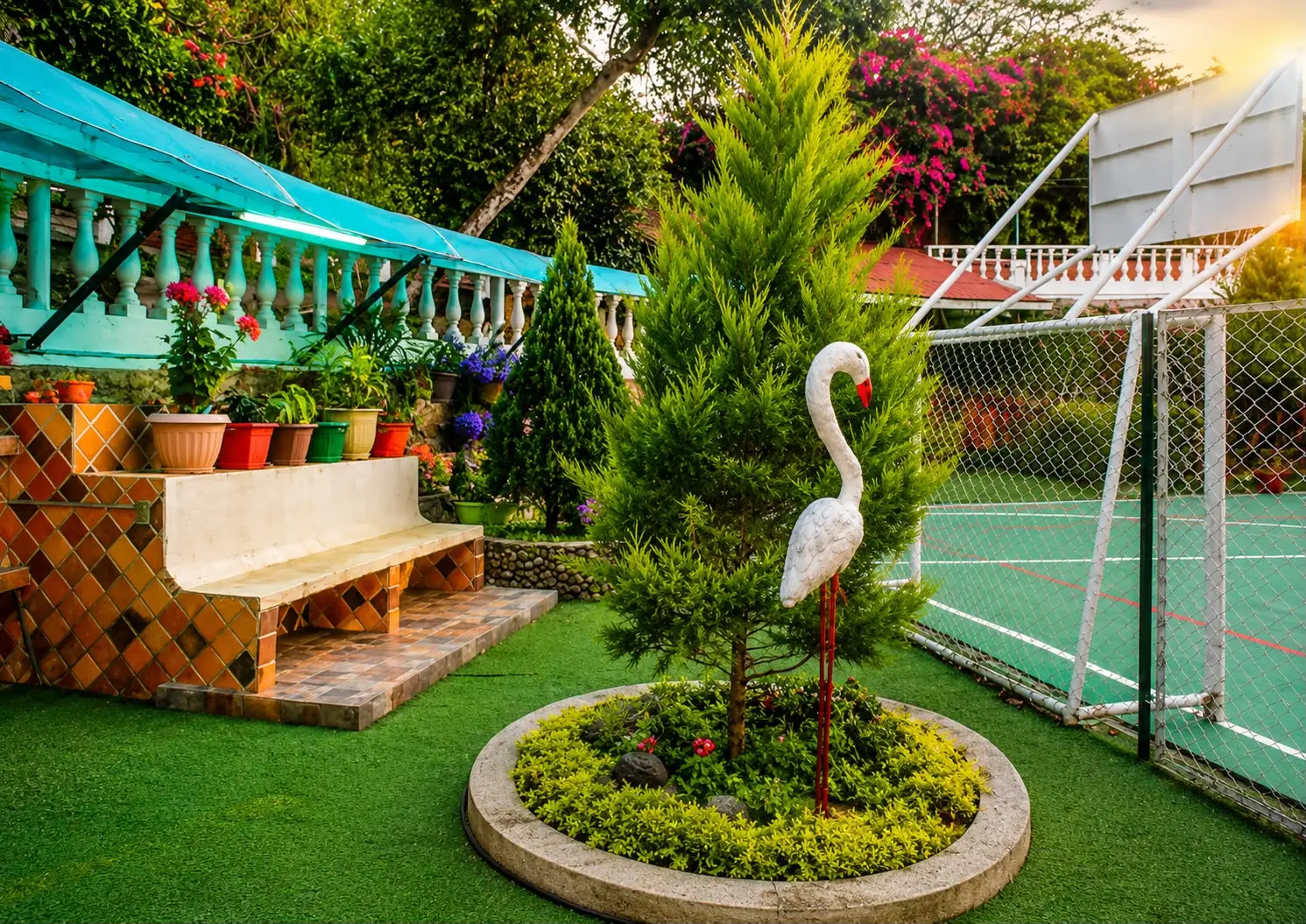 Jardín central junto a la cancha polideportiva